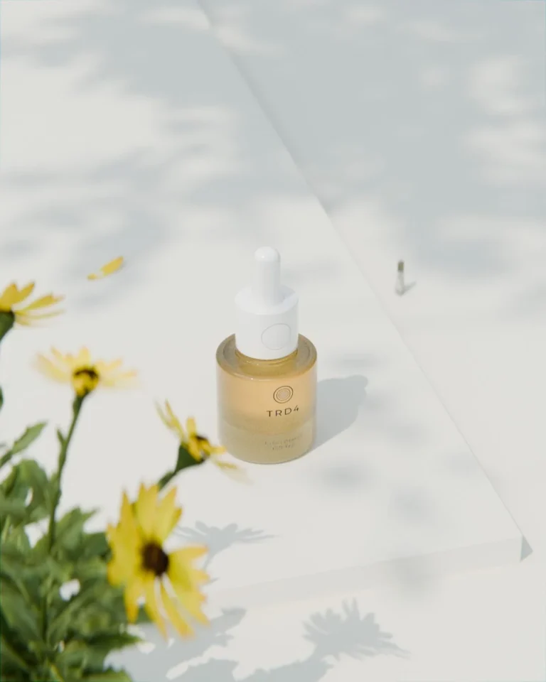 Gün ışığı ve sarı çiçekler arasında küçük serum şişesi, 3D ürün render’ı